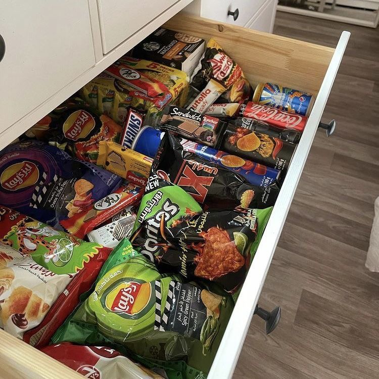 Señal #2: Antojos ultra-específicos (Tu cuerpo no pide una ensalada, pide azúcar)
